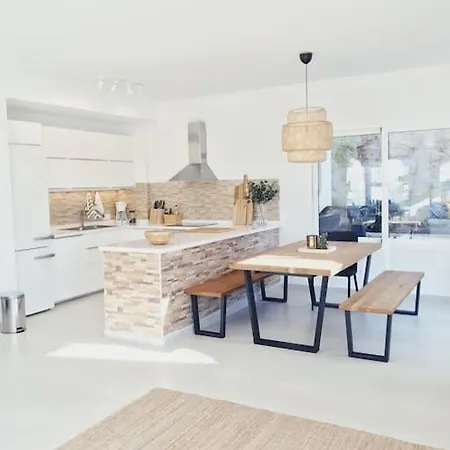 Nyrenovert Tauro-villa Med Spektakulaer Utsikt Holiday home